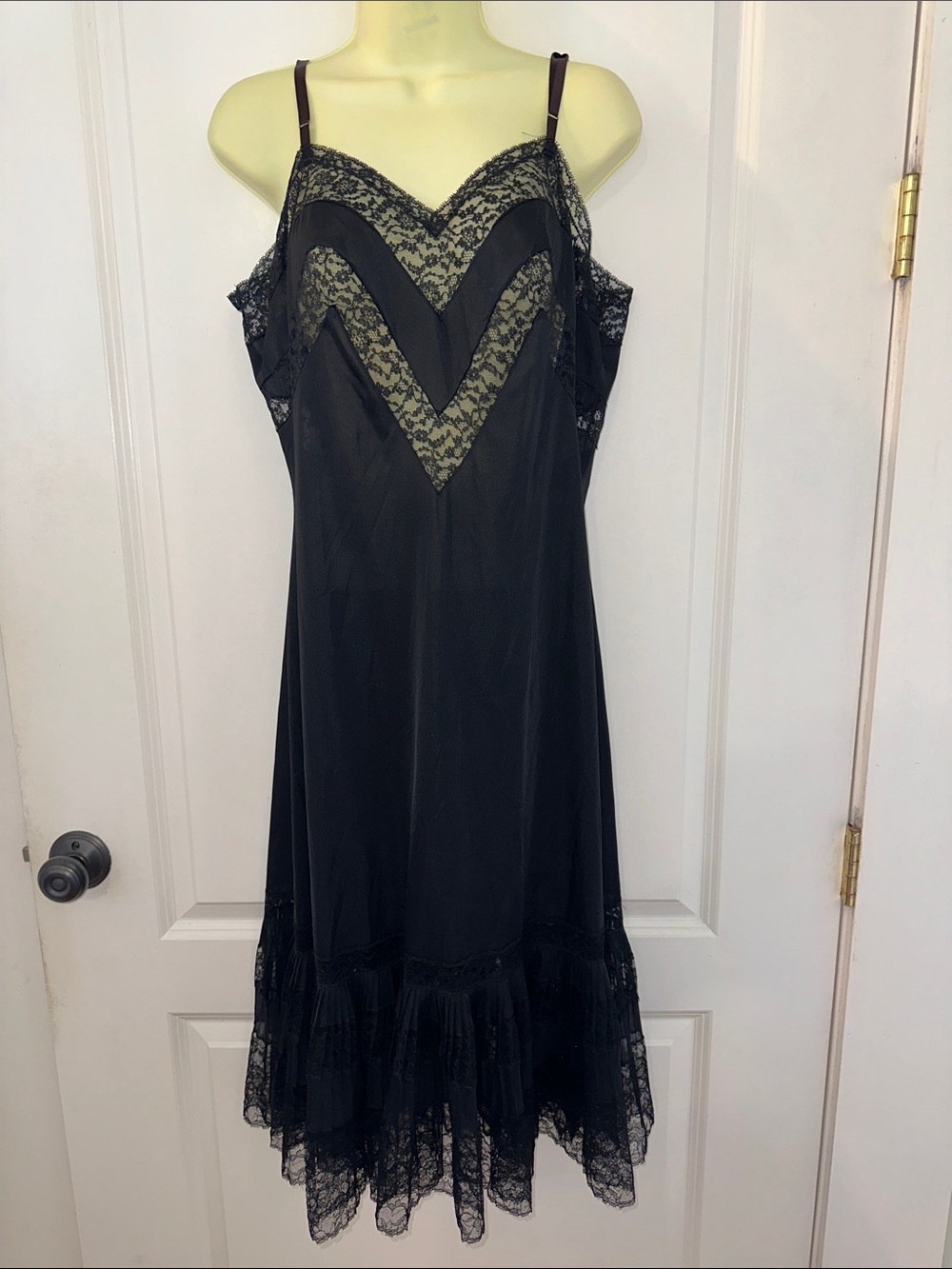 Vtg  50s/60s Van Raalte Black Lace Slip with V-Neck & Wide‎ Lace Hem